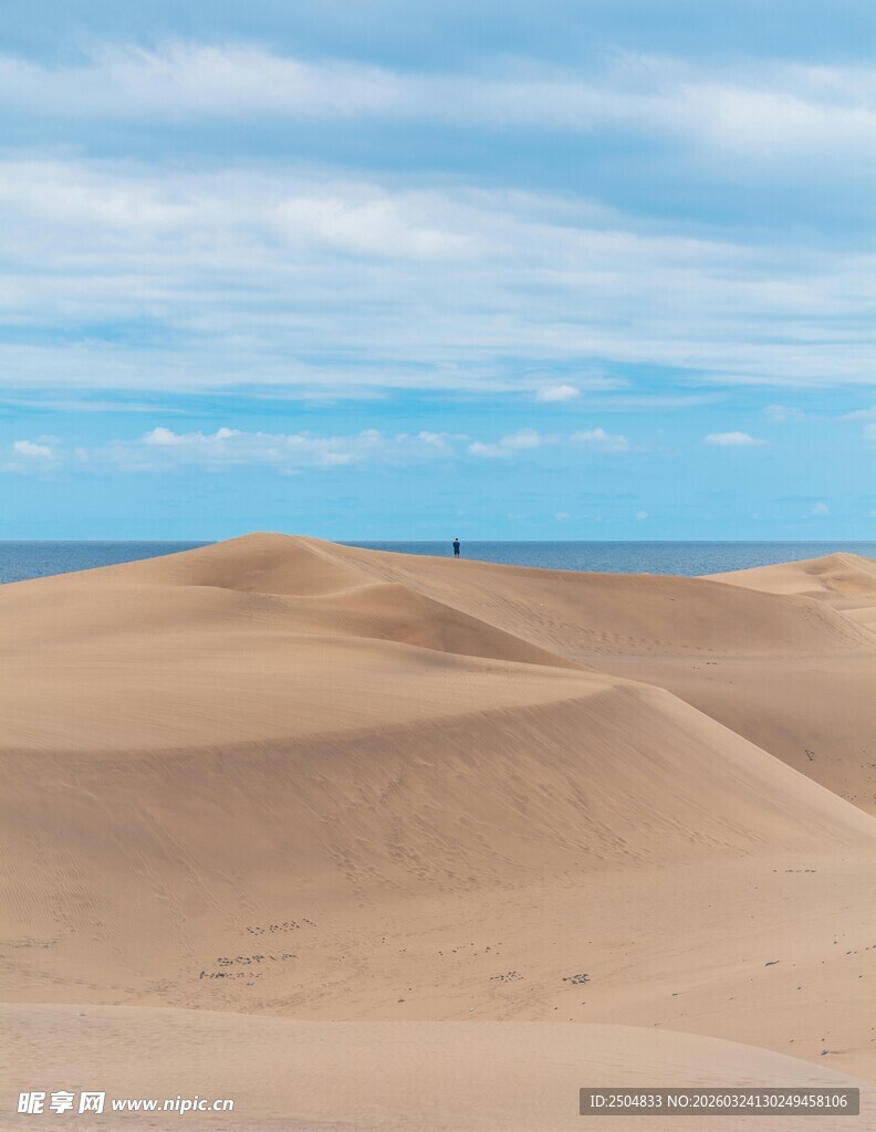  漠风光 远处有人影