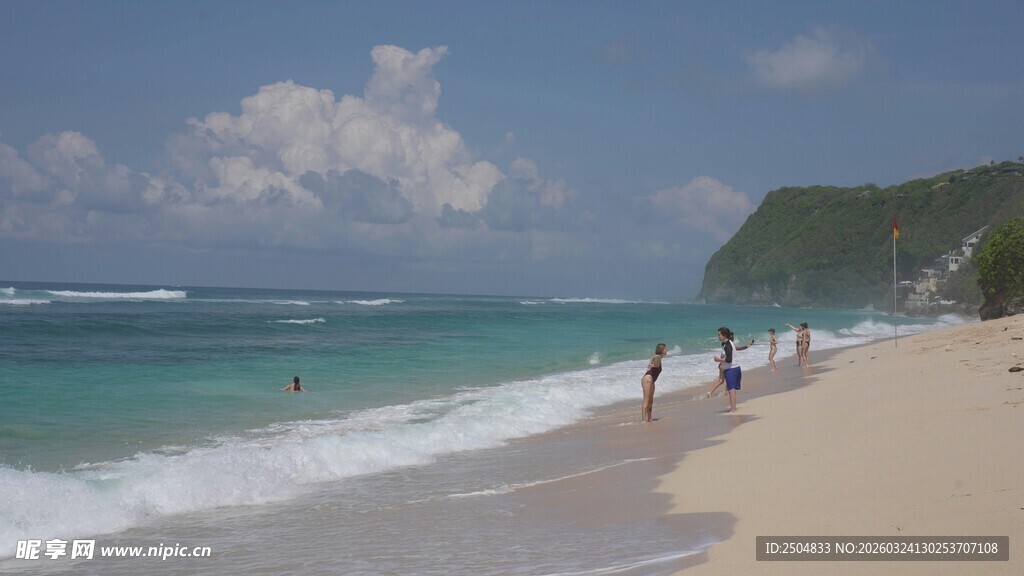 沙滩漫步的惬意海滨风光