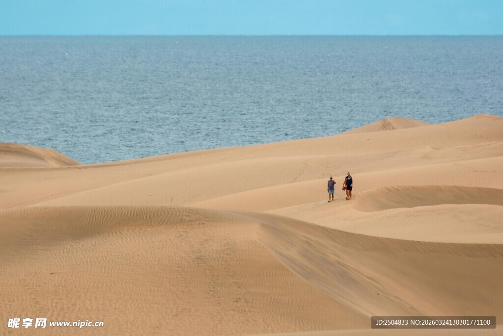  漠边缘漫步的两个人