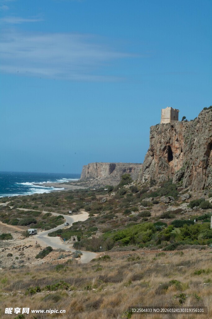 海岸边的古老石砌建筑