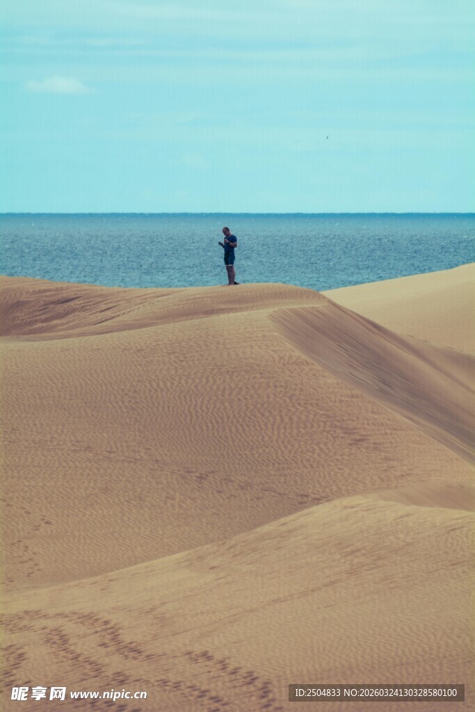  漠边缘的孤独行者