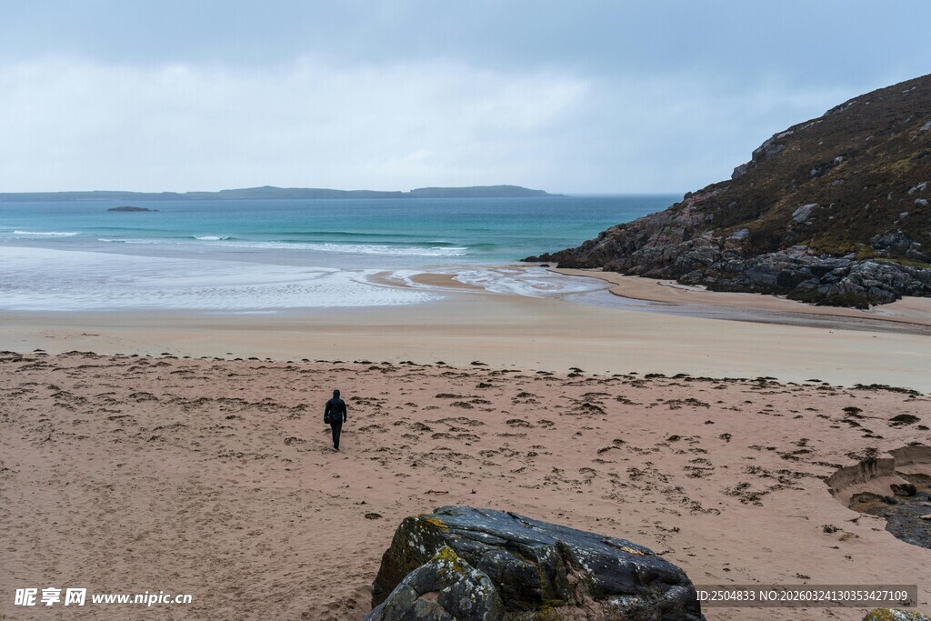 漫步沙滩的孤独身影
