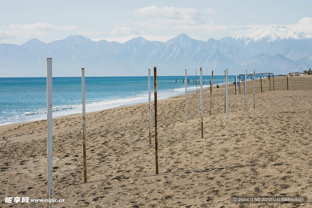 海边沙滩上的防护栏杆