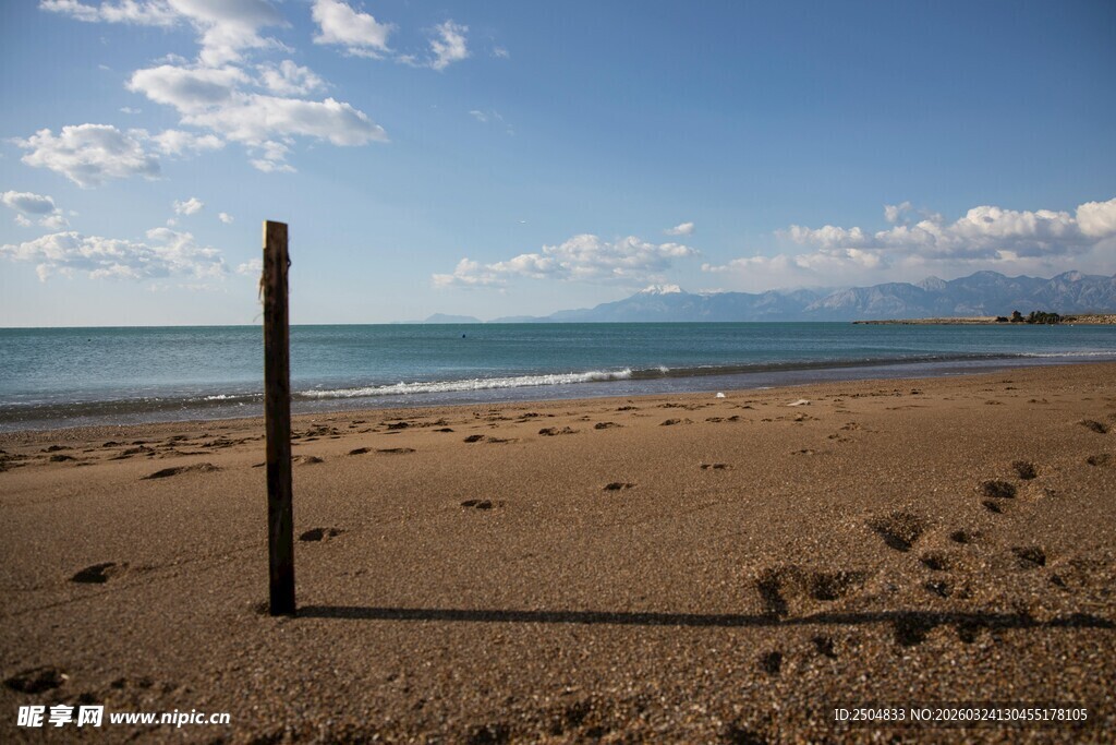 沙滩足迹与远方海景