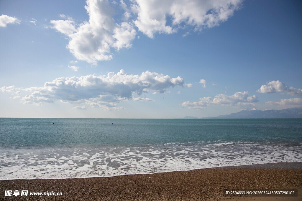 海边美景 海浪轻拍沙滩