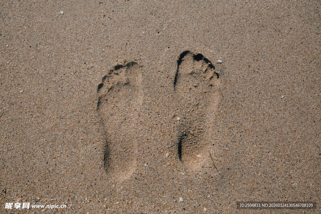 沙滩上的两双脚印