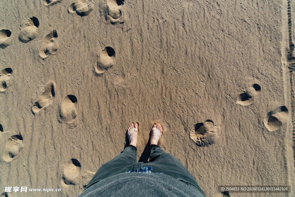 沙滩上的脚印与行人