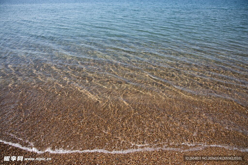 海边沙滩上的温柔海浪