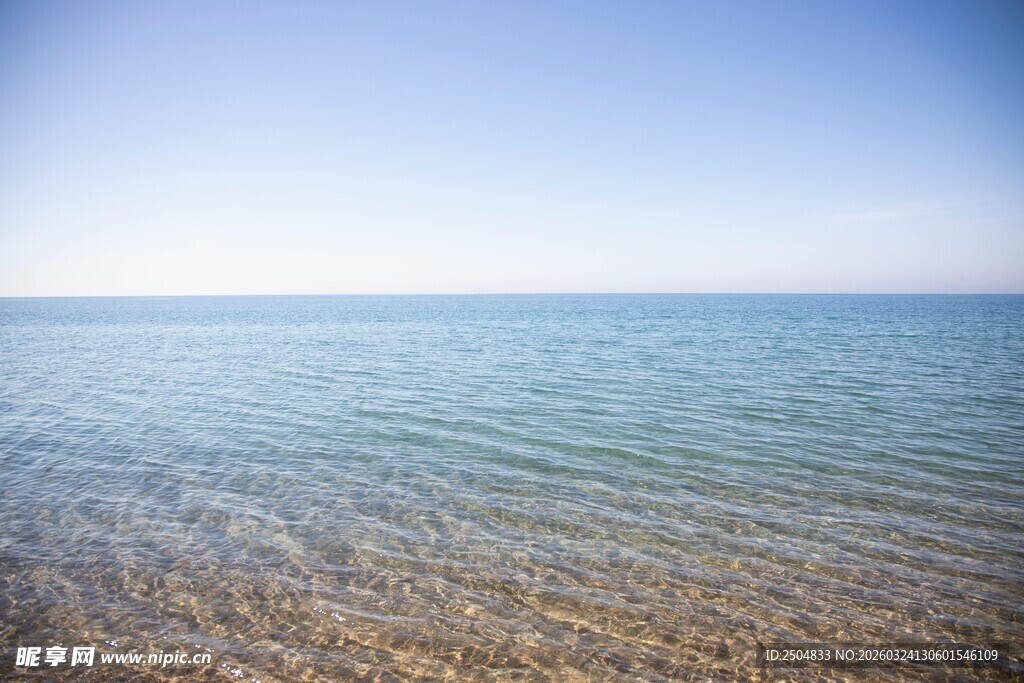 宁静海边 清澈海水与沙滩