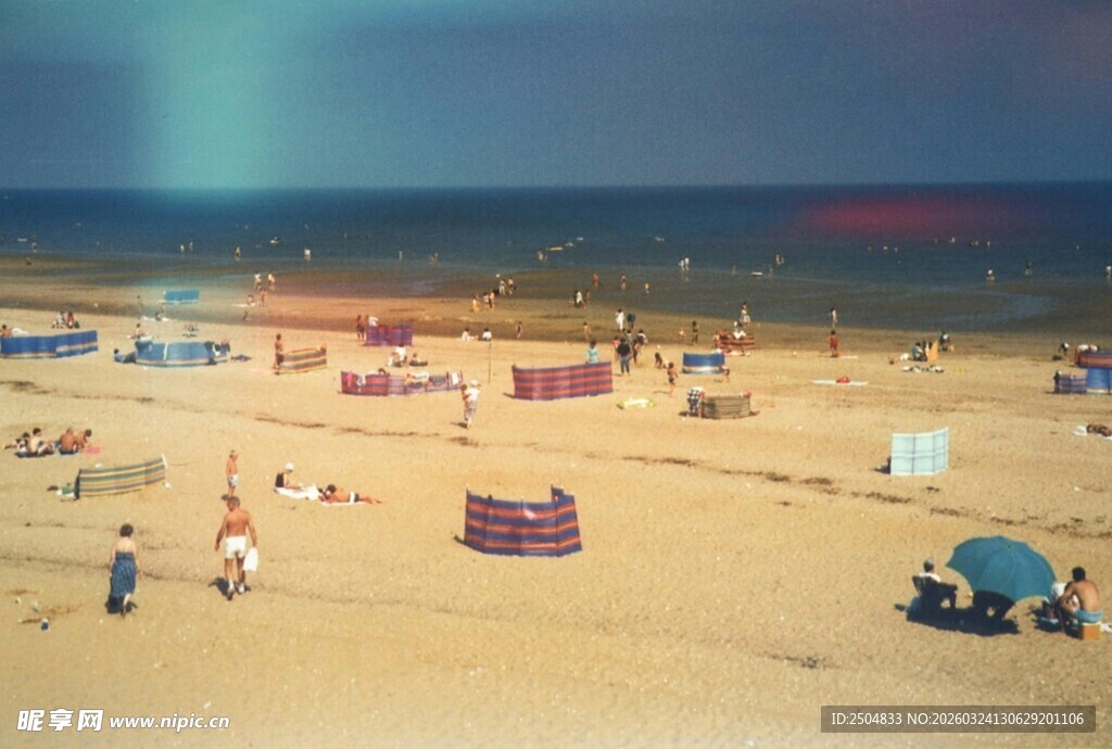 海滩暮色下的多彩帐篷