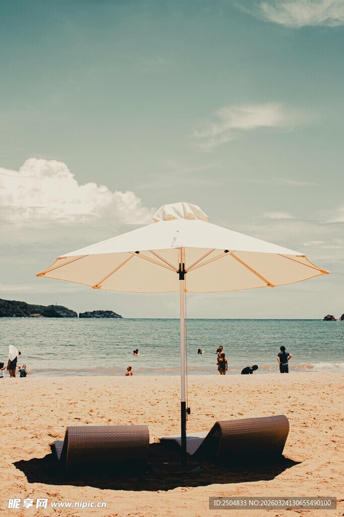 沙滩遮阳伞下的惬意时光