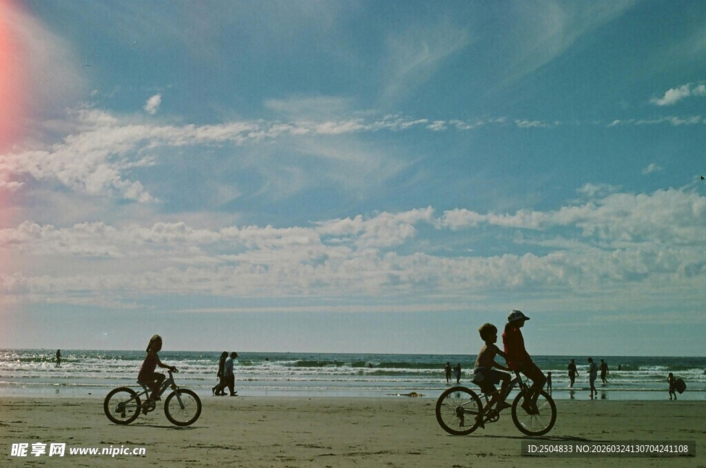 海边骑行的惬意时光