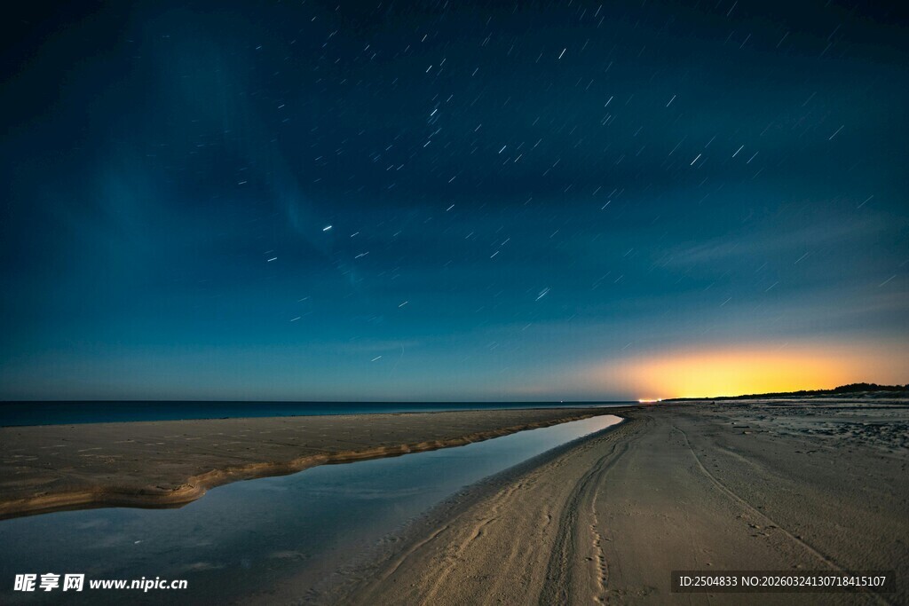 夜幕下的旷野公路美景