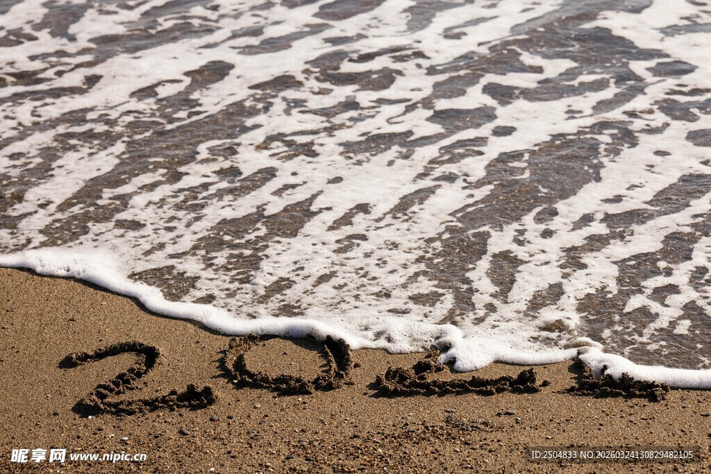 沙滩上的 海浪印记