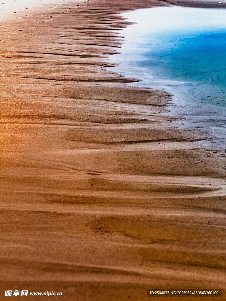 沙滩上的美丽水波纹