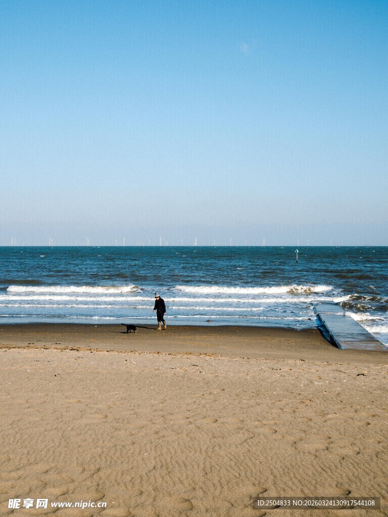 海边沙滩上的孤独身影