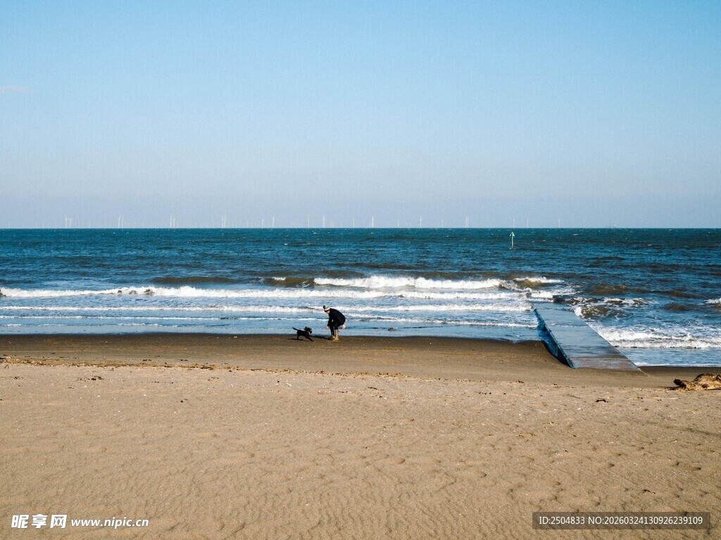 海边沙滩上的孤独身影