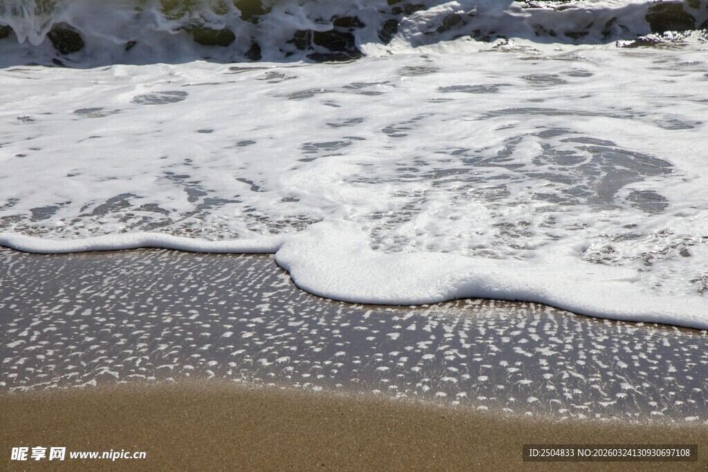 海浪拍打沙滩的美丽瞬间
