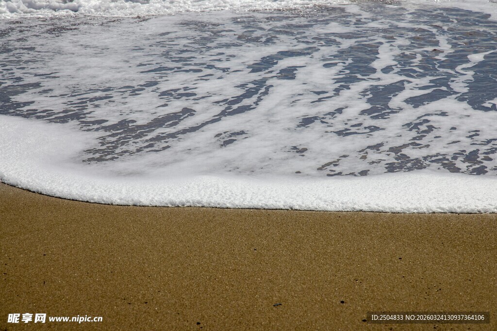 海浪轻拍沙滩