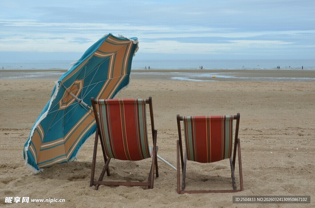 海滩上的冲浪板与折叠椅