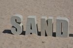 沙滩上的SAND字样