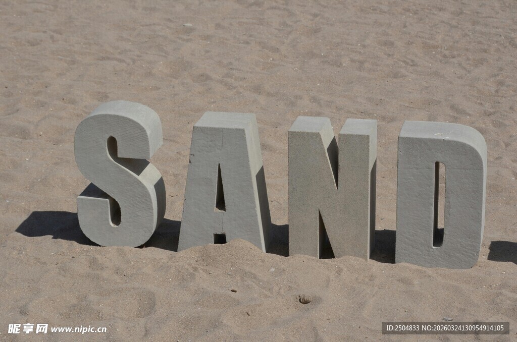 沙滩上的SAND字样