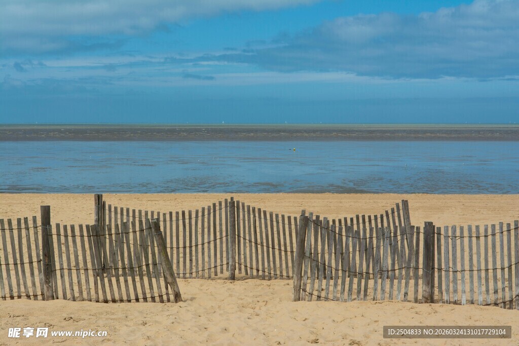 沙滩上的木质防护围栏