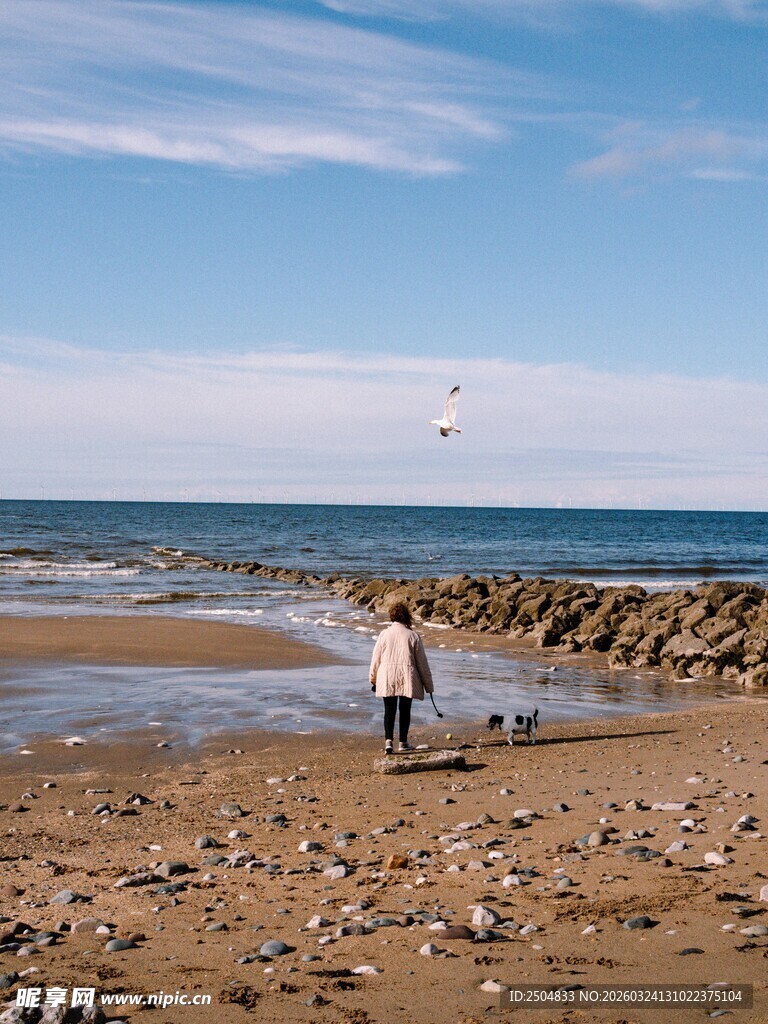 海边漫步的温馨亲子时光