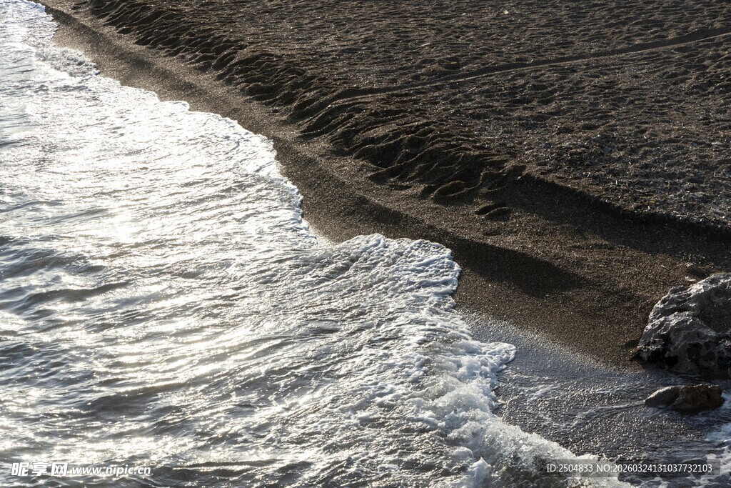 海浪拍打岸边岩石