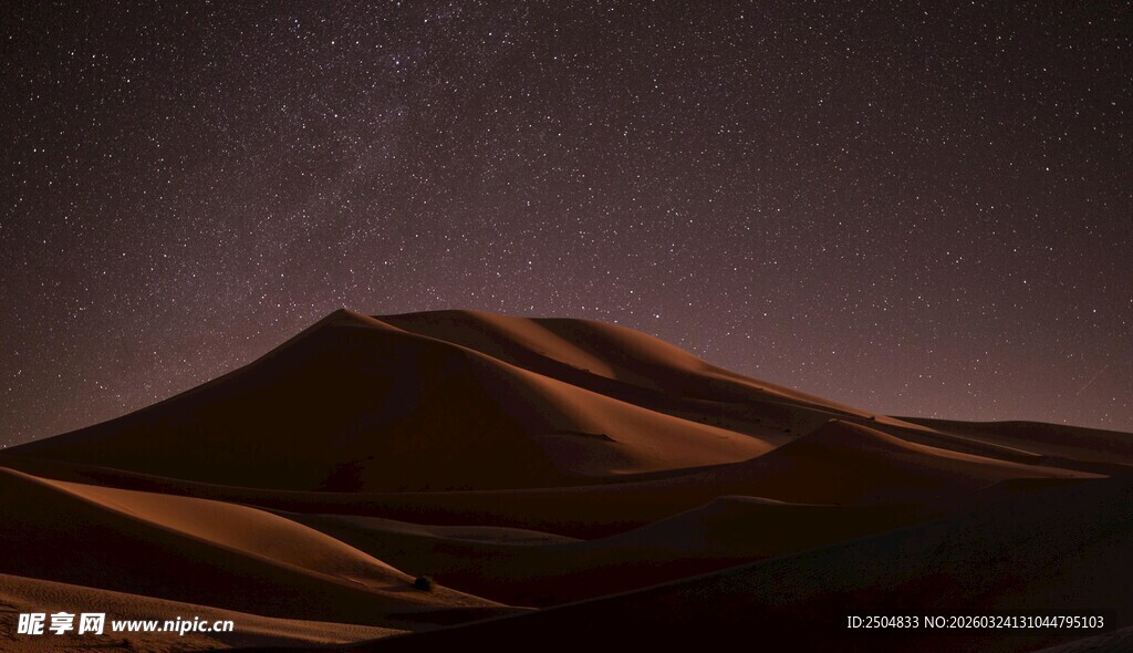  漠星空下的壮丽沙丘