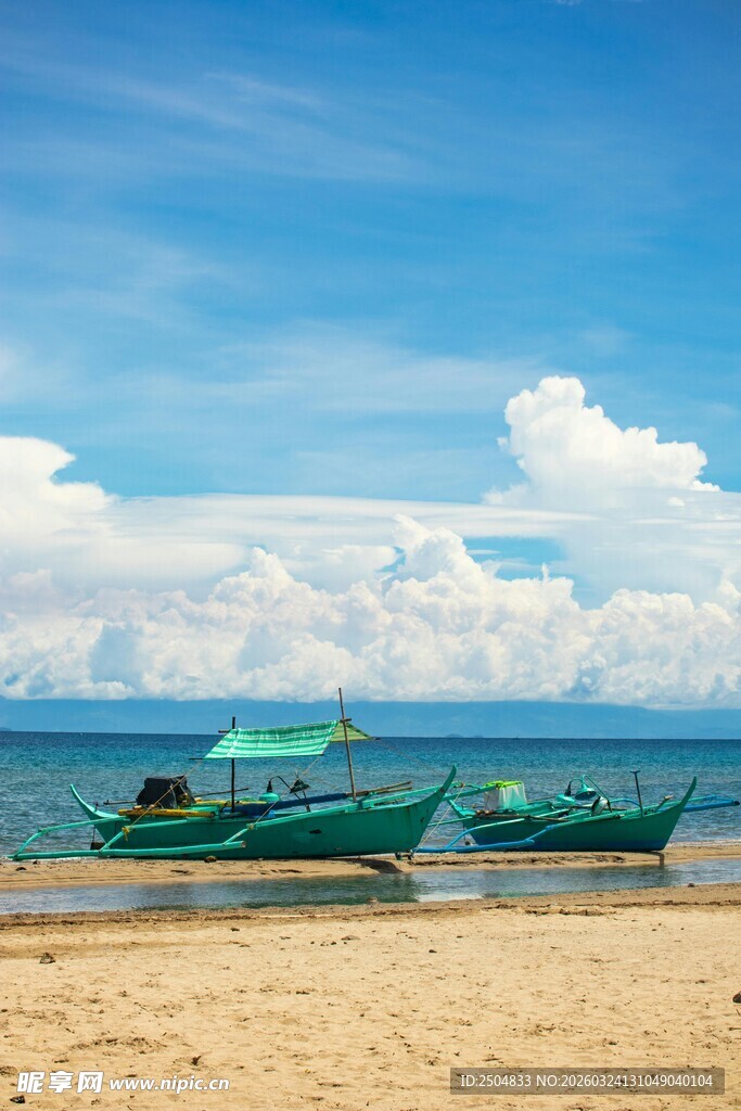 海滩上的两艘绿色小船