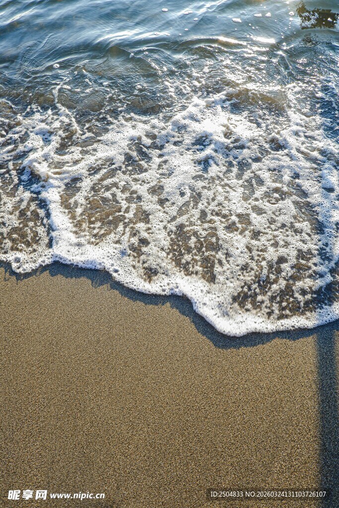 海浪轻拍沙滩的美丽瞬间