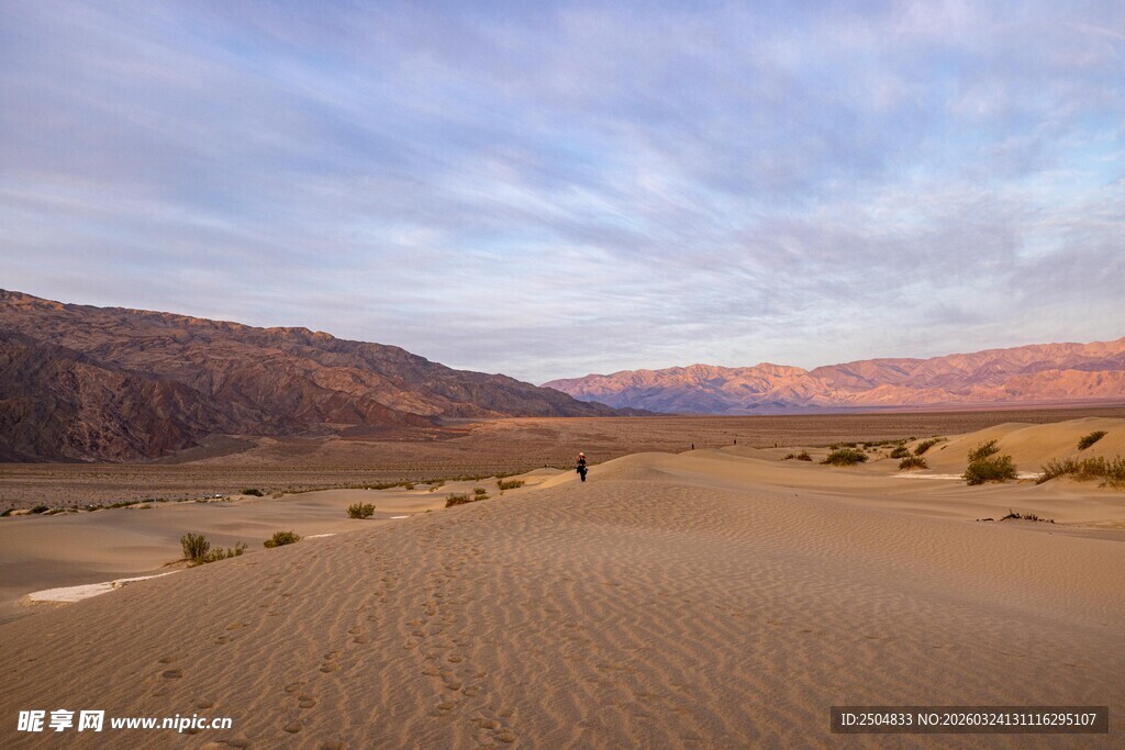 漠风光中的壮丽山脉