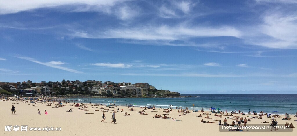 美丽海滩上的悠闲场景