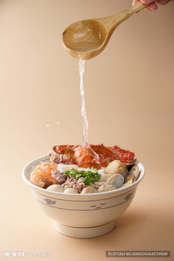 海鲜拉面浇汤瞬间