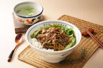 美味牛肉盖饭与汤品