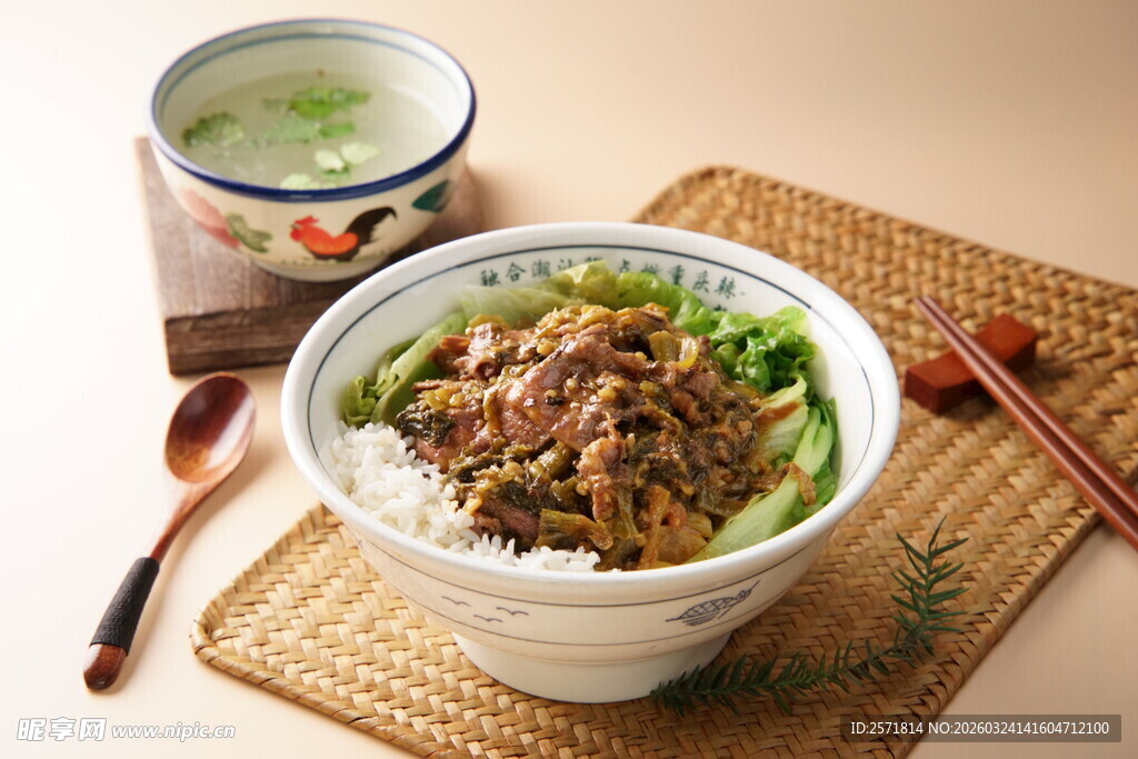 美味牛肉盖饭与汤品