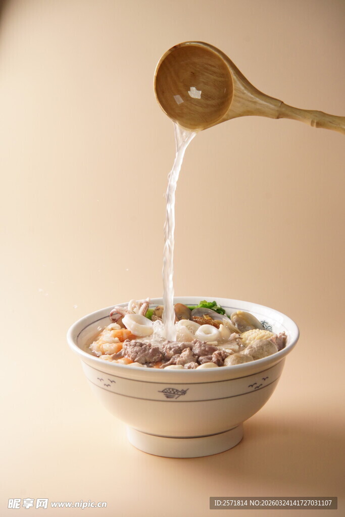 木勺浇汁于多彩食材碗中