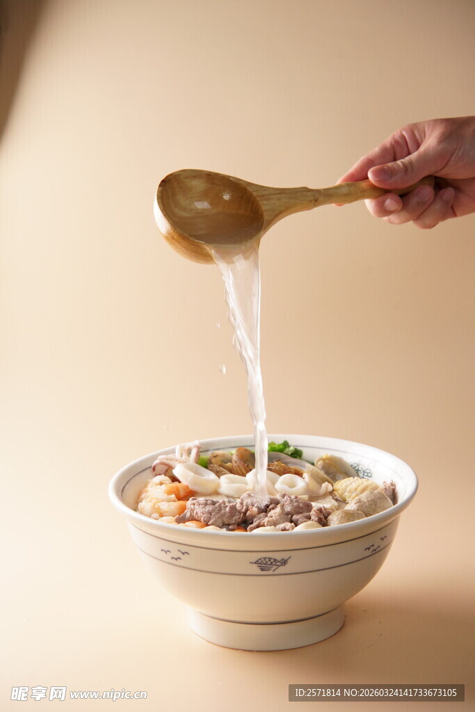 美味粥品正被浇上汤汁