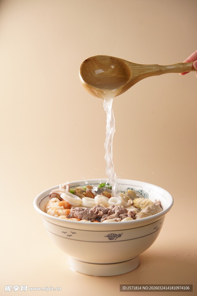 木勺舀汤入碗的温馨画面