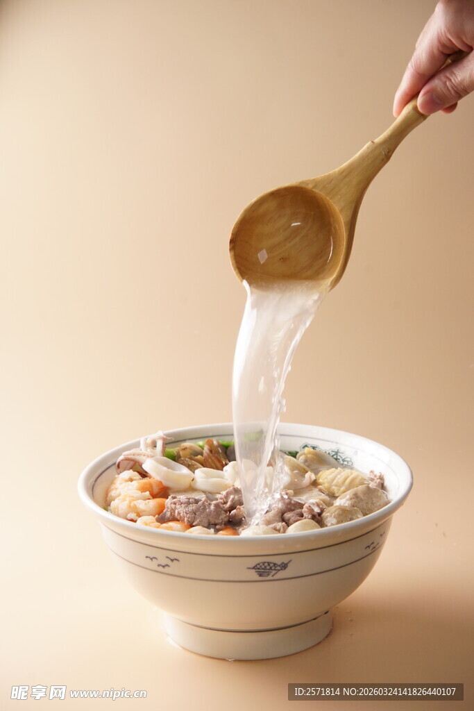 木勺舀汤入碗中的美食画面