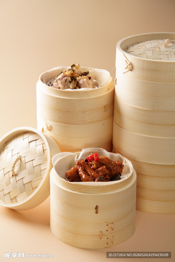 中式蒸笼里的美味点心