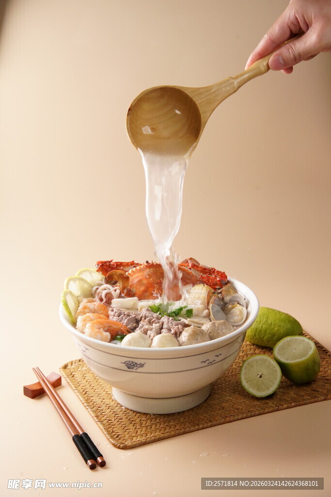 美味海鲜面汤汁正浇淋