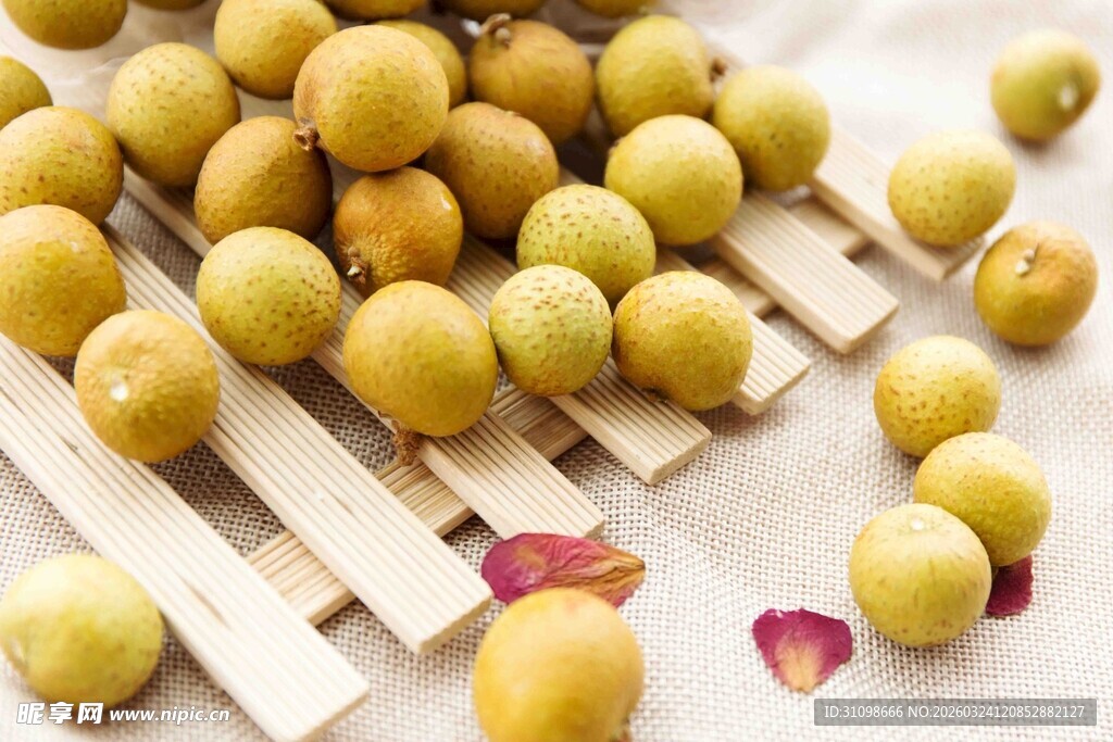 新鲜龙眼摆放在木架上