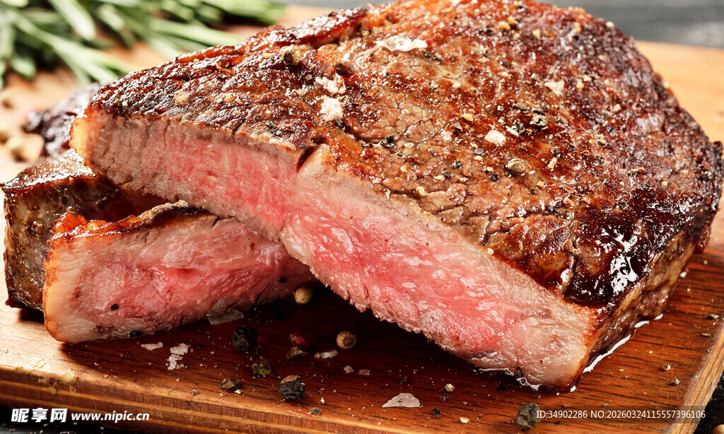 美味多汁熟牛排特写