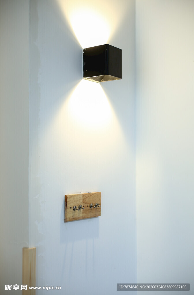 简约壁灯照亮温馨角落
