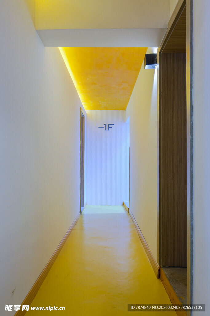 明亮黄色调的现代走廊空间
