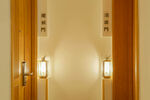 温馨走廊木质门壁灯设计