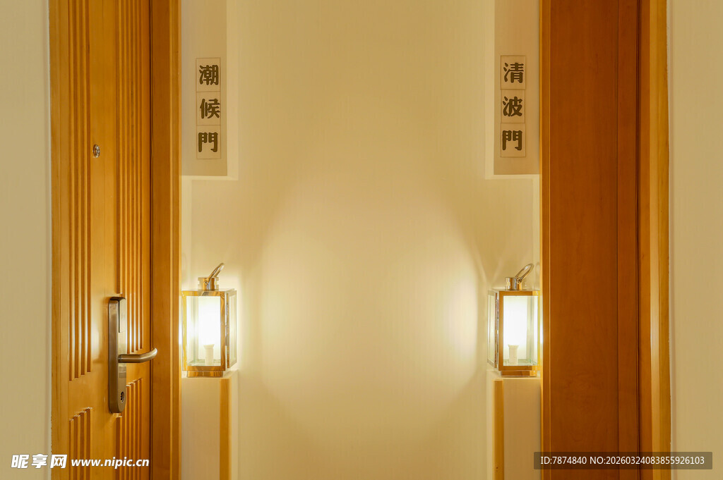 温馨走廊木质门壁灯设计