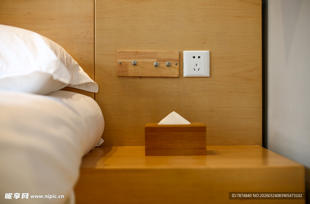 简约床头设计与纸巾盒